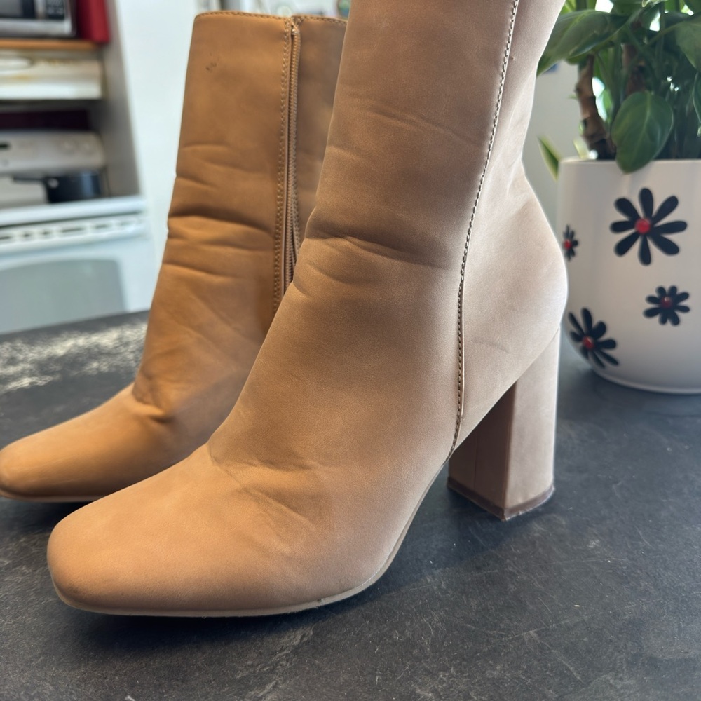 Elegant Tan Women's Boots